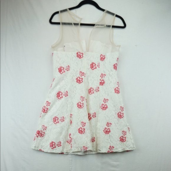 ✨BB Dakota RSVP Flavia Embroidered Lace Dress - Picture 6 of 8